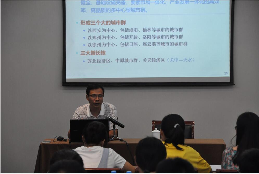 圖一:市委黨校盧山教授為學(xué)生講述“一帶一路”背景下連云港經(jīng)濟(jì)發(fā)展與創(chuàng)新