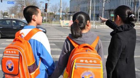 保護(hù)聽障兒童不能只靠“橙色書包”