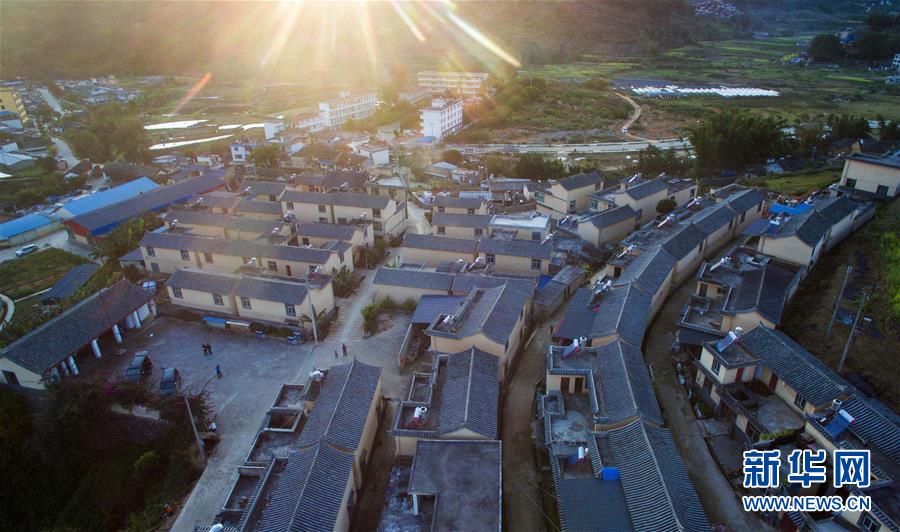 圖:云南省墨江哈尼族自治縣聯(lián)珠鎮(zhèn)克曼村哈尼族群眾的易地搬遷安置房